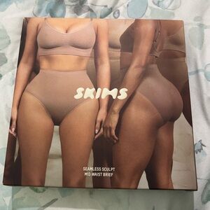 SKIMS Seamless Sculpt Mid Waist Brief - Clay - Size M - New